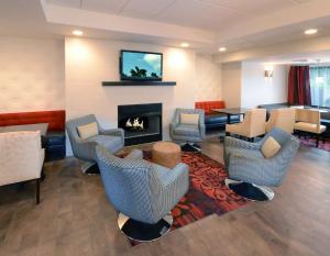 una hall con camino, sedie e tavolo di Hampton Inn Raleigh Capital Blvd North a Raleigh