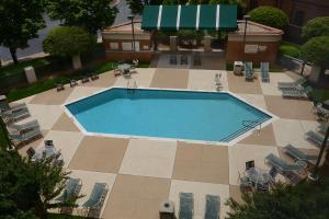 una vista sul tetto di una piscina con sedie e di un edificio di Hampton Inn Raleigh Capital Blvd North a Raleigh