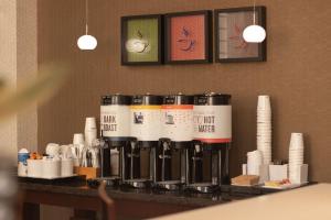 Tetera y cafetera en Hampton Inn & Suites Richmond/Virginia Center