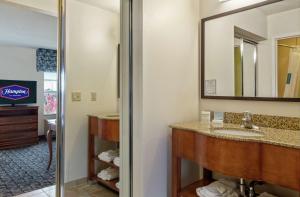 Un baño de Hampton Inn & Suites Rockland