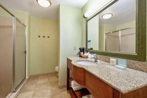 Un baño de Hampton Inn & Suites Rockland