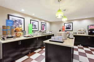 Una cocina o kitchenette en Hampton Inn Morgan Hill