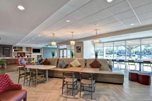 A seating area at Home2 Suites By Hilton Tampa USF Near Busch Gardens