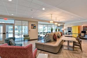 A seating area at Home2 Suites By Hilton Tampa USF Near Busch Gardens