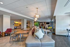 A seating area at Home2 Suites By Hilton Tampa USF Near Busch Gardens