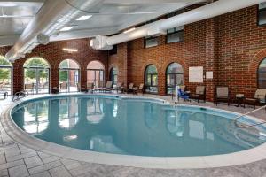 A piscina localizada em Embassy Suites Williamsburg ou nos arredores