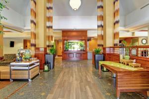 Гостиная зона в Hilton Garden Inn Ottawa Airport