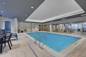 - une grande piscine dans une chambre d'hôtel dans l'établissement Hampton Inn Peterborough, à Peterborough