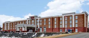 ein großes rotes Backsteingebäude mit einem Uhrturm in der Unterkunft Hampton Inn & Suites Saint John in Saint John