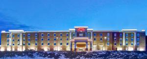 ein Hotel mit einem Schild auf der Vorderseite in der Unterkunft Hampton Inn & Suites Saint John in Saint John