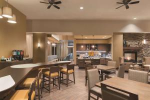 אזור ישיבה ב-Homewood Suites by Hilton Calgary Downtown