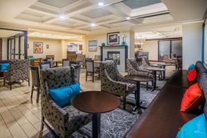 A seating area at Hampton Inn Plymouth Meeting