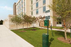 Jardí fora de Home2 Suites by Hilton Austin North/Near the Domain, TX