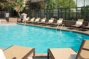 A piscina localizada em DoubleTree by Hilton Lafayette ou nos arredores