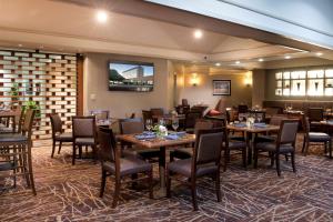 Um restaurante ou outro lugar para comer em DoubleTree by Hilton Lafayette