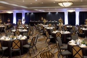 Um restaurante ou outro lugar para comer em DoubleTree by Hilton Lafayette