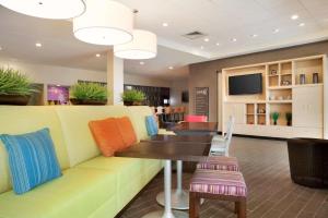 Home2 Suites by Hilton Charlotte Airport tesisinde bir televizyon ve/veya eğlence merkezi