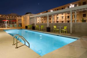 Home2 Suites by Hilton Charlotte Airport tesisinde veya buraya yakın yüzme havuzu