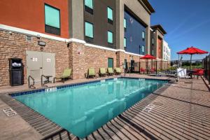 Бассейн в Hampton Inn Fresno Airport или поблизости