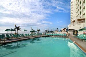 uma piscina com cadeiras e um hotel em Hilton Suites Ocean City Oceanfront em Ocean City