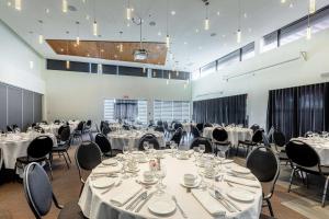 Un restaurant u otro lugar para comer en DoubleTree by Hilton Quebec Resort