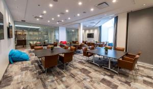 A seating area at Hilton Montreal/Laval