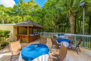 un patio con mesas y sillas y un cenador en DoubleTree by Hilton North Charleston - Convention Center, en Charleston