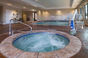 un jacuzzi en el medio de una habitación en Hampton Inn & Suites Page - Lake Powell, en Page