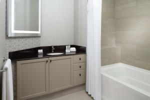 Ein Badezimmer in der Unterkunft Homewood Suites by Hilton Mont-Tremblant Resort