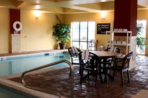 Piscina a Hampton Inn & Suites Paducah o a prop