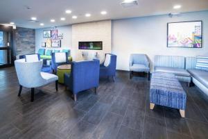 Home2 Suites By Hilton King Of Prussia Valley Forge tesisinde bir oturma alanı