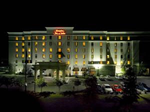 un hotel con un cartello sopra di esso di notte di Hampton Inn & Suites Raleigh-Durham Airport-Brier Creek a Raleigh