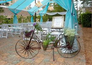 una bicicletta con fiori in cestini seduti di fronte a un tendone di Hampton Inn & Suites Raleigh-Durham Airport-Brier Creek a Raleigh