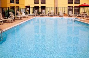 Swimmingpoolen hos eller tæt på Hampton Inn Alexandria