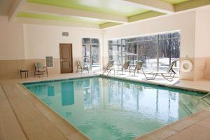 una piscina con sedie in un edificio di Hilton Garden Inn Closest Foxwoods a Preston