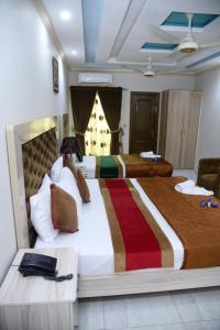 Tempat tidur dalam kamar di Hotel Deluxe Lahore