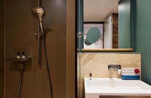 A bathroom at Hotel Indigo Dresden - Wettiner Platz, an IHG Hotel