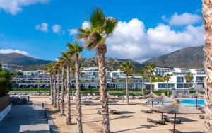 um resort com palmeiras e uma piscina em Nana Princess Suites Villas & Spa em Hersonissos