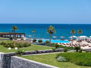 uma vista de um resort com o oceano ao fundo em Nana Princess Suites Villas & Spa em Hersonissos