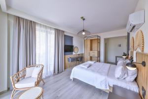 une chambre d'hôtel avec un lit et une chaise dans l'établissement Kas Athena Hotel, à Kaş