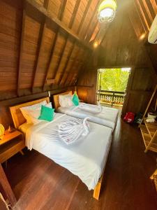 1 dormitorio con 2 camas en una cabaña en Nunu Bali Eco Friendly Retreat, en Canggu