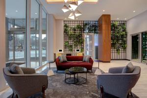 Un lugar para sentarse en Homewood Suites By Hilton Montreal Downtown