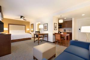 Homewood Suites by Hilton Las Vegas Airport में एक कमरे में एक या कई बेड