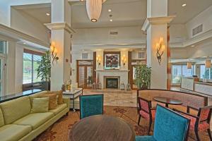 A seating area at Hilton Garden Inn by Hilton Mount Laurel