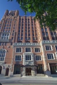 ein großes Backsteingebäude in einer Stadtstraße in der Unterkunft The Tudor Arms Hotel Cleveland - a DoubleTree by Hilton in Cleveland