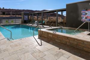 una grande piscina con muro di mattoni di Home2 Suites By Hilton Page Lake Powell a Page