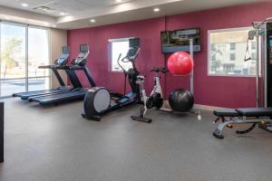 una palestra con tapis roulant e cyclette in una sala di Home2 Suites By Hilton Page Lake Powell a Page