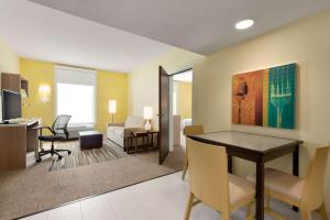 Ruang duduk di Home2 Suites By Hilton-Cleveland Beachwood