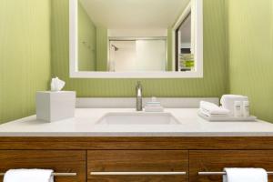 Bilik mandi di Home2 Suites By Hilton-Cleveland Beachwood