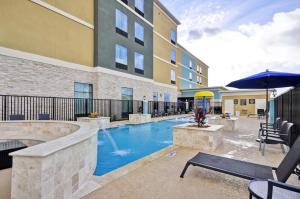 Bazén v ubytování Homewood Suites by Hilton New Braunfels nebo v jeho okolí